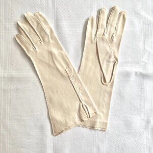 Like new beige cotton gloves, from the 50's or 60's, size 7.5 to 8
